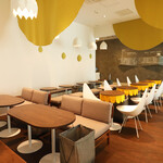 パンとエスプレッソとまちあわせ - ゆったりまちあわせして話せるソファ席。