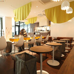 パンとエスプレッソとまちあわせ - 角のない丸い作りのテーブル席。