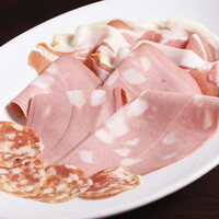 生ハムとサラミの盛り合わせ