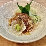 ゴマサバ〜軽く漬け込んだ生鯖にゴマを絡めて、茗荷と胡瓜の千切りを挟んで頂くと、九州特有の甘い醤油がまったりと旨味を引き出してくれる。