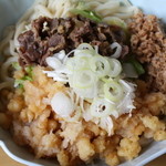 山のうどん屋 - 本体におろしをかけてネギを乗せる