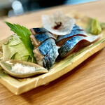 泳ぎ鯖刺（五島産）〜ねっとりとした鯖の青魚特有の香りが好きだな。この舌ざわりと触感は、山葵醤油が最高。