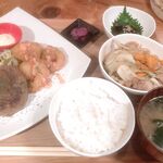 Baa Ndo Kafe Mikusoroji Mozaiku - モグモグコンボ(900円+税)   ハンバーグ、海老フリット、野菜炒め