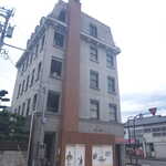 Yo-Roppan Kimuraya - ビル側面。煉瓦で出来た煙突のような造りが特徴的