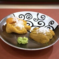 鮨 そえ島 - ◆雲丹食べ比べ ＊左：馬糞雲丹(北海道）・・馬糞雲丹らしい旨味を感じ美味。 ＊右：赤雲丹（唐津）・・旬の赤雲丹は甘味が強く美味しい