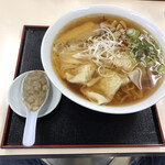 Menya Sakata - ワンタン麺、背脂はデフォで付きます。