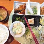 Uchuu Sen - おまかせプレート850円(税込み)
                        ご飯、味噌汁、おかず9品、珈琲or紅茶
