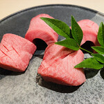 黒毛和牛焼肉きっしゃん北新地永楽町 松 - ○自家製熟成塩タン厚切り