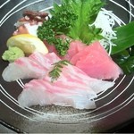 海鮮料理　魚盛 - 2012.6.10　
      お造り3種盛り850円、めっちゃ分厚い♪