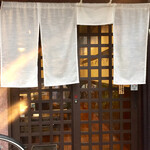 鳥田中 - 陽が高いので白い暖簾が目に鮮やかです