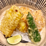 鳥田中 - 「時期のひと品目」車海老の海老真薯です　山科唐辛子ととても甘い群馬の玉蜀黍が合わせてあります