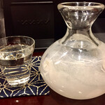 鳥田中 - お母さんが酒器に入れて出してくれます