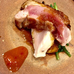 鳥田中 - 七谷地鶏のモモ炙りには熟成かんずりを添えて　香ばしさに辛味が加わって旨さが引き立ちます