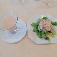 Chez T’S - 桃の冷製スープ 甘夏ドレッシングのサラダ