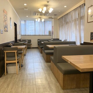 女子会やママ会には、ゆったりとしたソファ席がおすすめです。