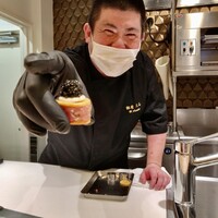 銀座 大石 - 初鰹のおなかの燻製のタルタルと新玉ねぎのグジェール キャビア載せ
