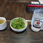 Sousaku Baru Atashinchi - 最初に、スープとサラダが出されます。