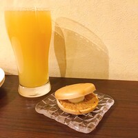 カリーナ カリーナ - リンゴジュースとお通し カリーナ カリーナ - リンゴジュースとお通し