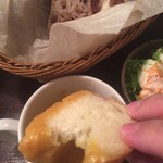 Bistro Roven - 香味野菜スープにパンを
      ディップして食する②