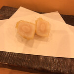 秋田 てんぷら みかわ - ホタテ　中がレアなのが見てわかる