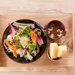 Salad plate - A plate where you can eat fresh vegetables -