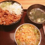 カルビ丼とスン豆腐専門店 韓丼 - カルビ丼　サラダ　わかめスープ