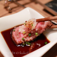 上等焼肉 ひらく - 《冷菜》 ・炙り牛刺し ・いちぼ寿司