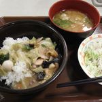 すき家 - 海鮮中華丼並　とん汁サラダセット　　　ひどいでしょ？これ。