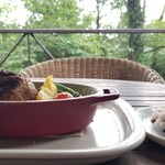 AGカフェ - 子羊のハンバーグ、お野菜のクスクスを添えて(1760円)　のメインとライス