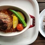 AGカフェ - 子羊のハンバーグ、お野菜のクスクスを添えて(1760円)　のメインとライス