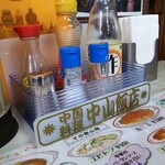 中山飯店 - 調味料入れも渋い