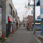 中山飯店 - 店前はスナック街