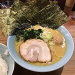 鶴一家 - ラーメンのアップ