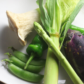 产地考究的新鲜时令蔬菜也用炭火烤◎食材的美味满满♪