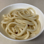 橋本製麺所 - 出汁醤油がとても馴染み、黒っぽい艶ややかさになる。
      言葉では表現できない…その美味しさ(*´꒳`*)