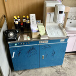 橋本製麺所 - 有名人の方々ご来店。
      醤油も販売している。