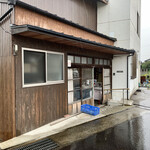 橋本製麺所 - 斜めから見た店舗外観。
      雨に打たれながら…(^◇^;)