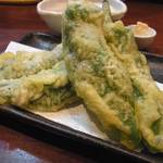 興 - 「万願寺唐がらしの天ぷら」：カラッとした薄衣の中は、穏やかな辛さと蒼い香気が心地良く刺激♪