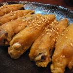 興 - 「手羽先揚げ」（にんにく甘酢醤油だれ）：一度食べたら、止まらない美味しさ♪塩味も有ります！