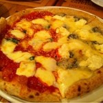 ピッツェリア ノーチェ - ピッツァ（マルゲリータとクアトロフォルマッジョのハーフ＆ハーフ）