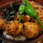 興 - 【裏メニュー】「焼き鳥丼」；つくね・ねぎま・鳥そぼろ。鳥の醍醐味を揃えて、食べ応え満天♪