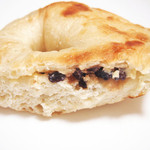 グランディール - ベーグル クリームチーズ&レーズンの断面。