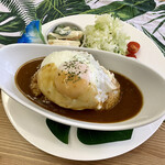 ハワイアン モアナ カフェ - ロコモコカレー。サラダ付（税込¥935-）