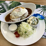 ハワイアン モアナ カフェ - ロコモコカレー。サラダ付（税込¥935-）