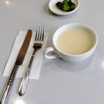 レストラン三幸 - セットのスープと漬け物