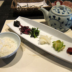 アーム・ドゥ・ギャルソン - ご飯と漬物