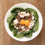 Green salad with mushrooms and truffles