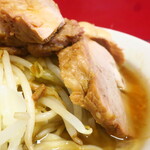 ラーメン二郎 - 豚の厚み
