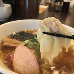 八雲 - 八雲(東京都目黒区東山)特製ワンタン麺(ハーフ肉・エビ2ヶずつ)黒だし