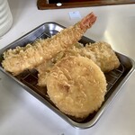 Tempura Ya Ebizou - 【お得なランチ定食(海老と鶏天定食) 660円】エビ天、玉ねぎ天、鶏天